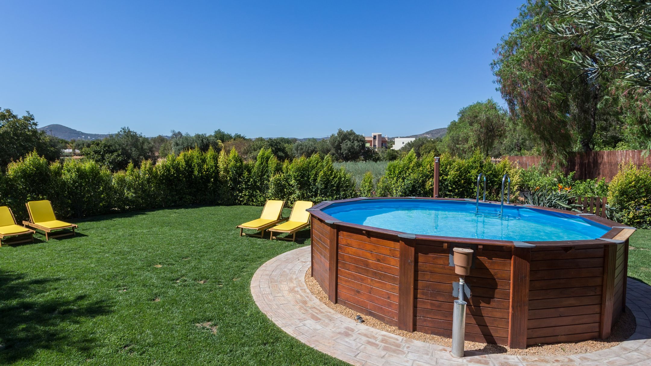 How to Calculate the Gallonage of an Above Ground Swimming Pool